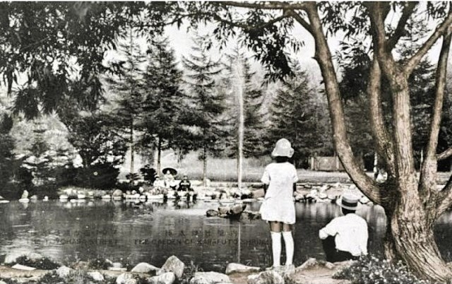В городском парке Одзи. Тоёхара. Конец 1930-х годов.
