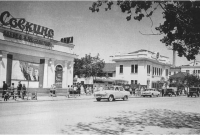 Кинотеатр «Совкино», располагавшийся в здании бывшего японского завода по производству сакэ, где сейчас расположена площадь Ленина.