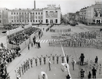 Парад физкультурников на площади им. В.И. Ленина во время первомайской демонстрации.