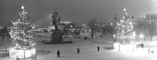 Площадь Ленина с новогодними елками в вечернее время. г. Южно-Сахалинск.