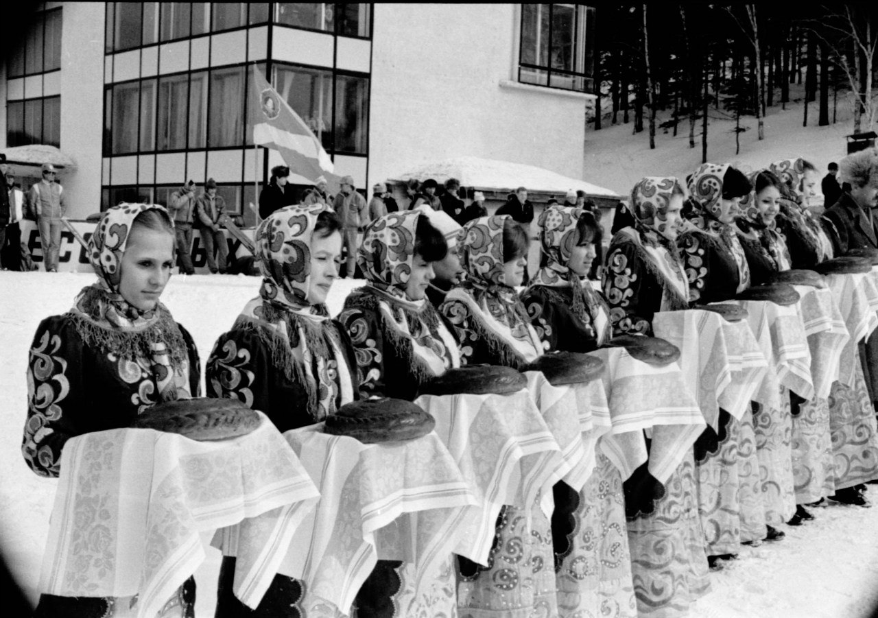 Встреча спортсменов на открытии соревнований двоеборцев. 80-е гг.