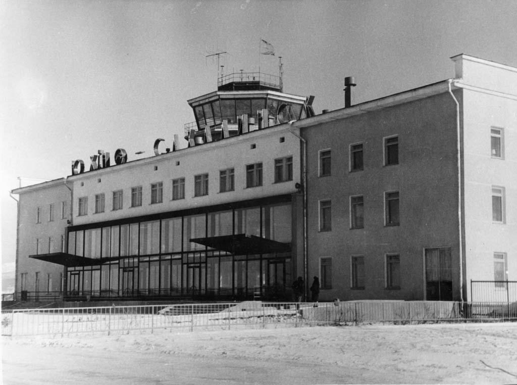 Вид здания аэропорта. г. Южно-Сахалинск.