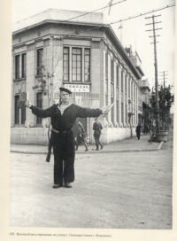 Военный регулировщик на улице г. Одомари (ныне г. Корсаков)