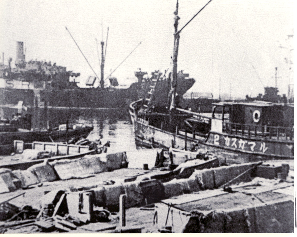 Порт Маока в первые часы после взятия города.