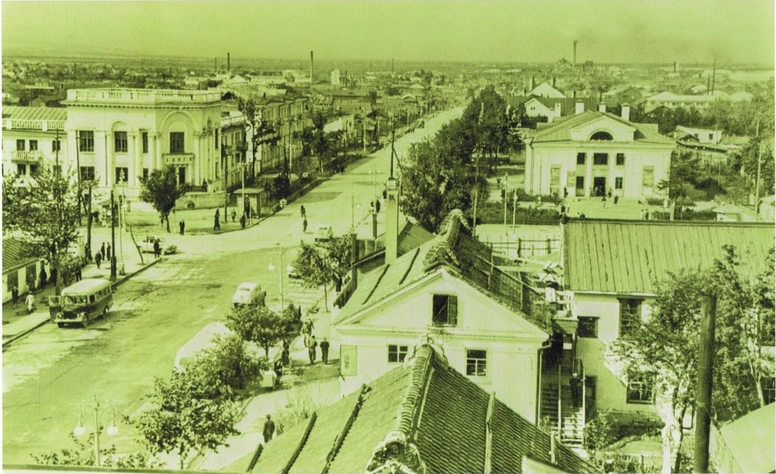 Пересечение улиц Ленина и Сахалинской. Конец 1950-х годов.