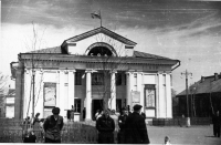 Кинотеатр 'Комсомолец' на улице Сахалинской. Построен в 1954 г. Южно-Сахалинск.