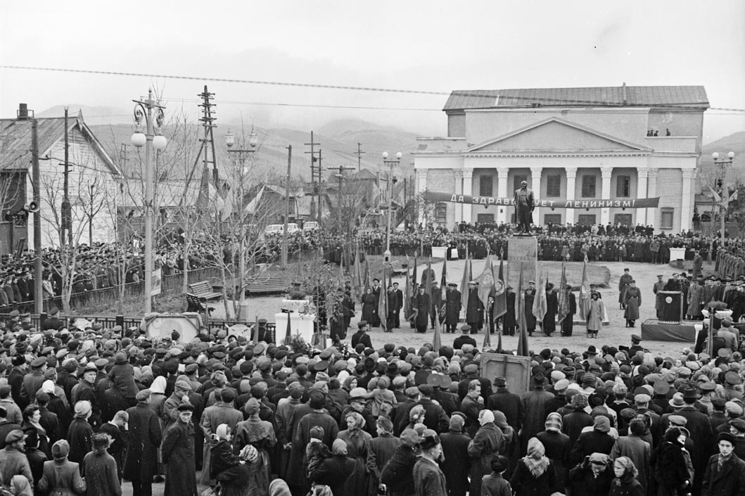 Открытие памятника Ленину. На заднем фоне старое здание театра. г. Южно-Сахалинск.