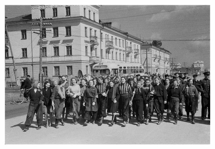 Шествие молодежи по улице Ленина. Май 1955 года