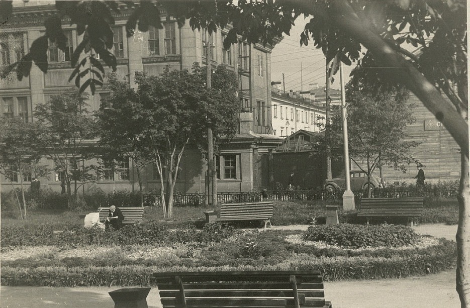 Сквер перед театром. Слева японское здание, в котором располагалось УВД. Уже не существующая ул. Первомайская