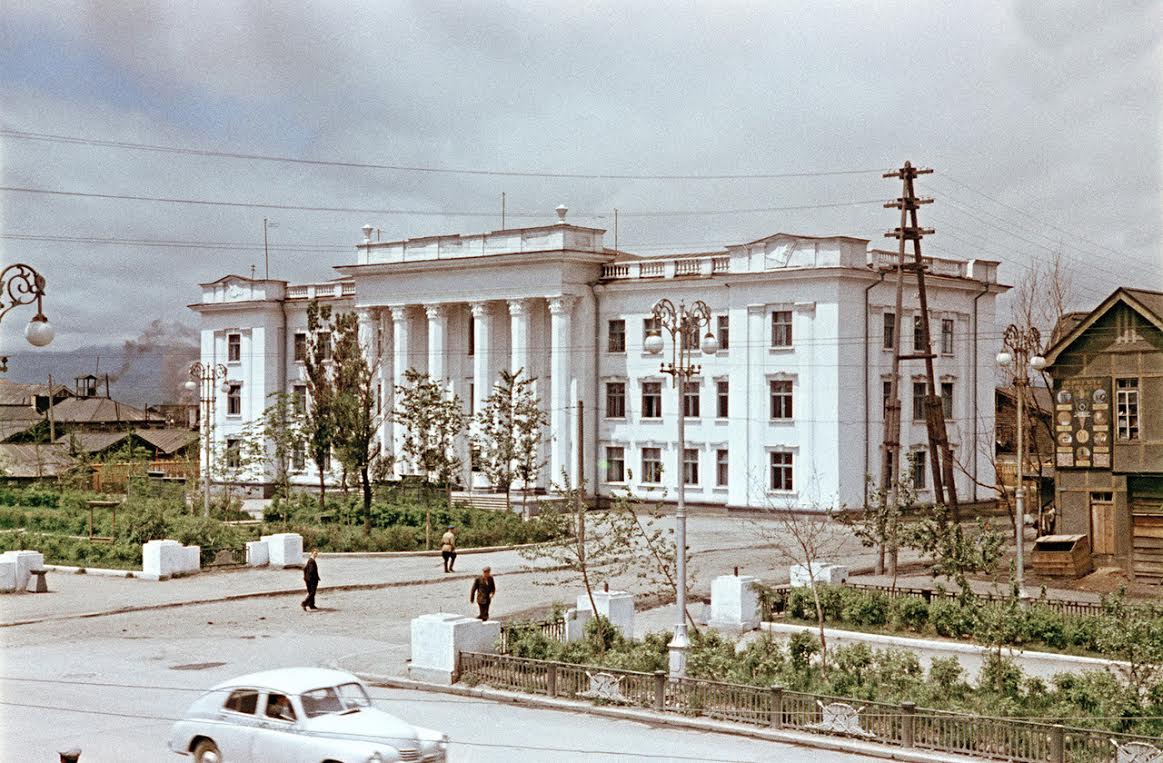 Здание Главсахалинрыбпрома на улице Сталина.