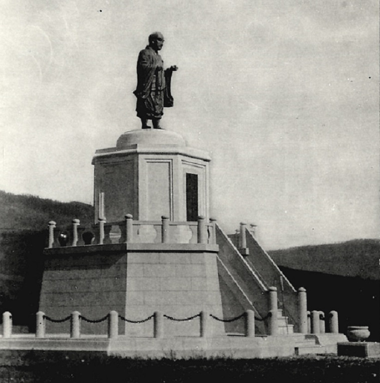 Бронзовая статуя Ничирен. Он один из основных японских наставников буддизма. Скульптура стояла на склоне горы, которая сейчас зовётся Городуха.
