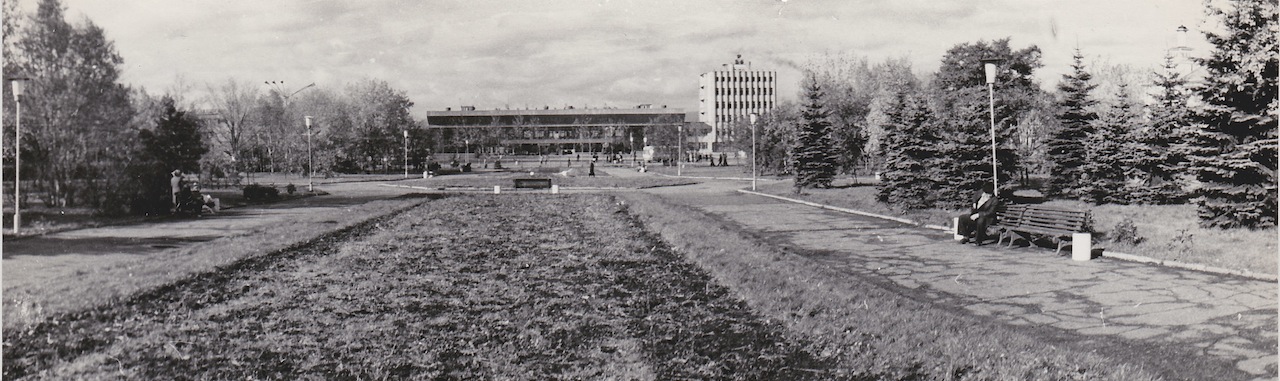 Вид на железнодорожный вокзал от памятника Ленину. Справа от вокзала высокое здание - гостиница 