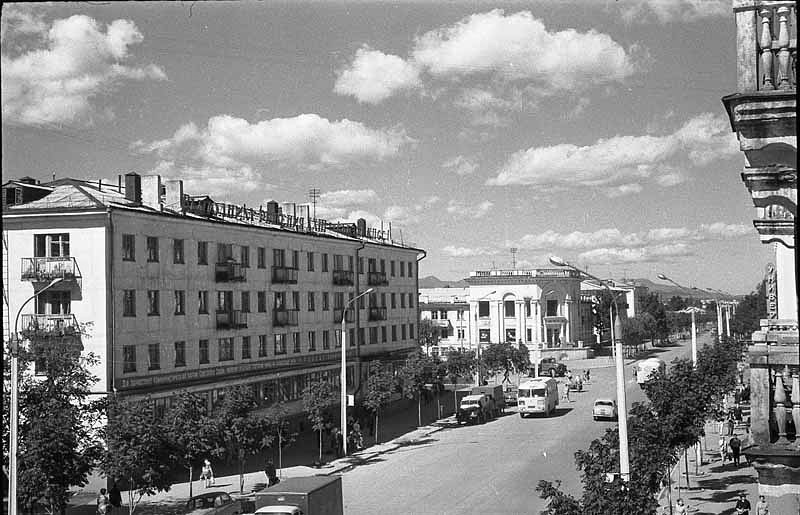Улица Ленина. Вдали перекресток с улицей Сахалинской. Виднеется здание Современника.