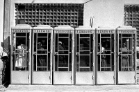 Телефонные будки у здания Главпочтамт
