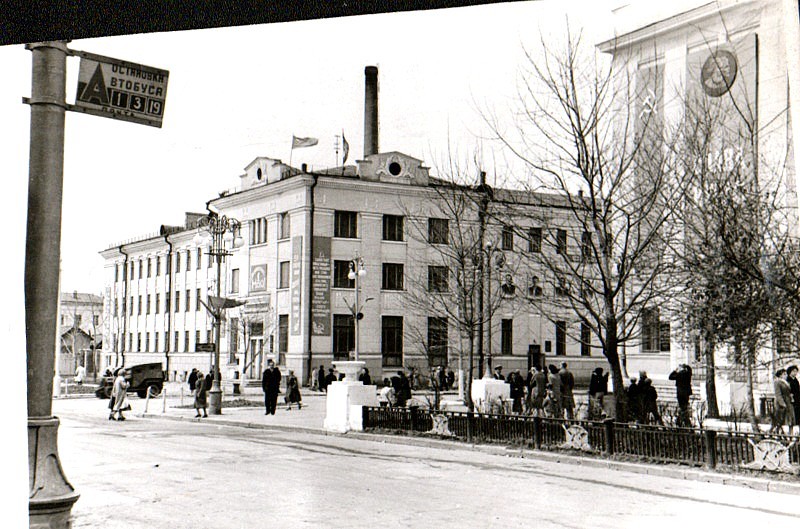 Перекресток улицы Ленина и Коммунистического проспекта. Вид на здание Главпочтамта.