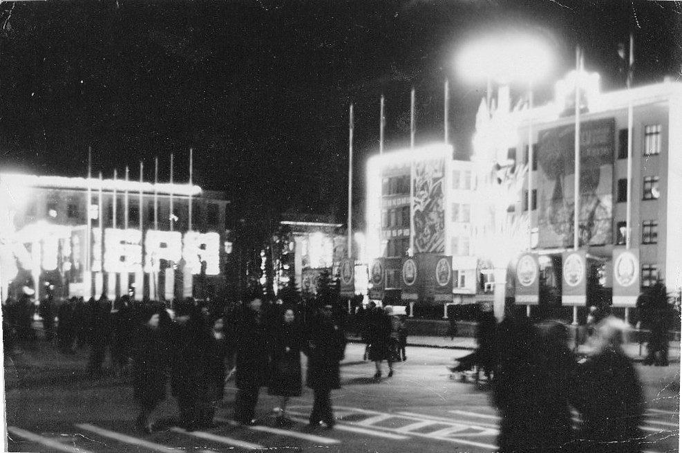 Ноябрьские праздники. Вечером на площади им. Ленина в Южно-Сахалинске.