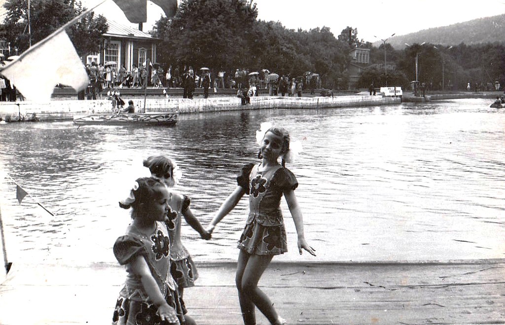 Дети на озере Верхнем в городском парке