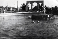 Дети купаются в фонтане городского парка