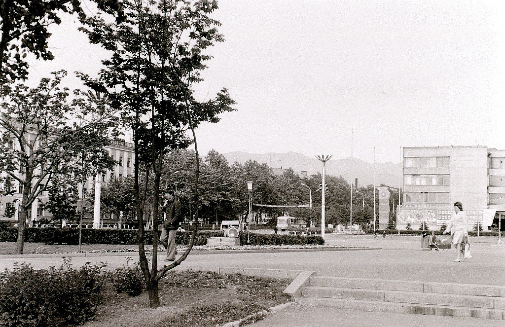 Площадь перед кинотеатром 'Октябрь'.