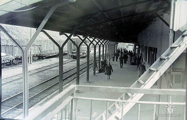 Перрон железнодорожного вокзала в г. Холмск.