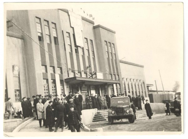 Жители города Холмска перед началом праздничной демонстрации 1 мая 1961г.