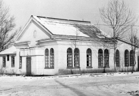 Здание банка, после на его месте построили здание почты. Дата съемки приблизительная.