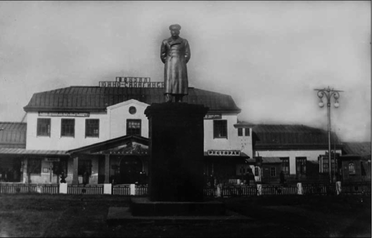 Памятник И.В. Сталину, на привокзальной площади.