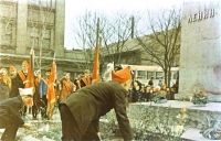 Возложение цветов к памятнику Ленина, в честь Дня Пионерии, 19 мая.