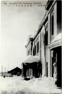 Снежные сугробы возле почтамта.