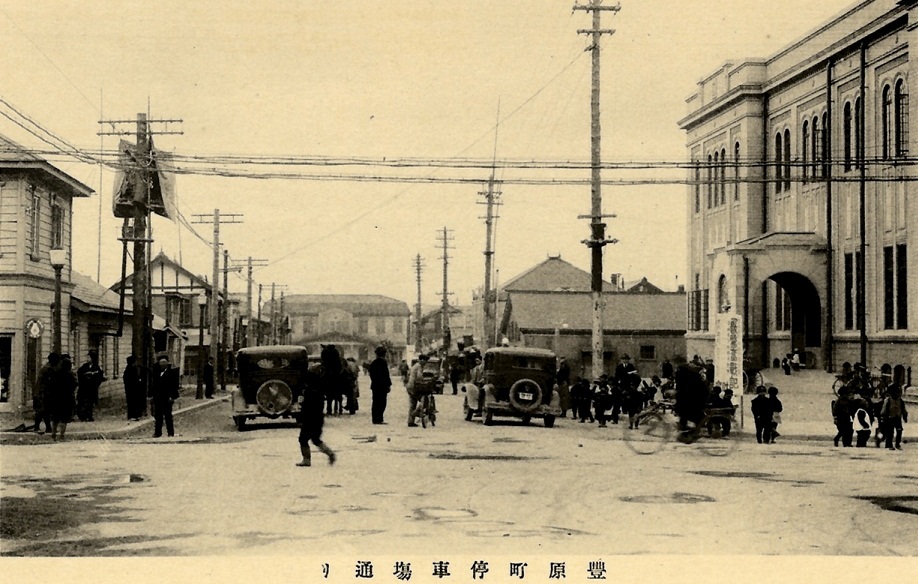 Вид на железнодорожную станцию Тоёхара. Снято от здания почты.