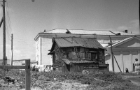 На переднем плане, старое японское здание. На заднем Дом Культуры 'Железнодорожник'