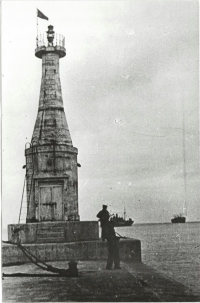 Красный флаг на входном маяке порта Маока. Период освобождения Южного Сахалина и Курильских островов в августе-сентябре 1945 г.