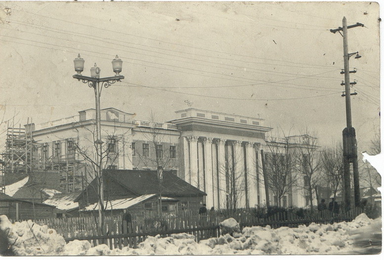 Финишные работы по отделке здания управления Дальрыба. Зима, улица Сталина.