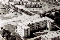 Панорама центрального района г. Южно-Сахалинска. Серия фотографий. Городская больница. На заднем плане строящийся микрорайон