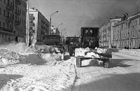 Серия снимков. Расчистка от снега ул. Ленина. Слева находился магазин 'Рассвет'