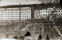 На заднем фоне Корсаковская мореходная школа. На пригорке установлено 'Наша цель коммунизм'