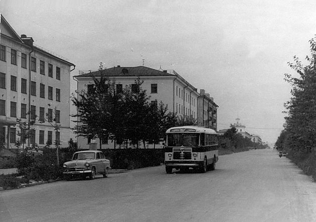 Улица Ленина. Слева здание педагогического института.