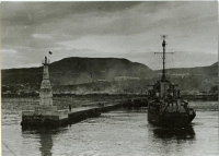 Красный флаг на входном маяке порта Маока. Период освобождения Южного Сахалина и Курильских островов в августе-сентябре 1945 г.