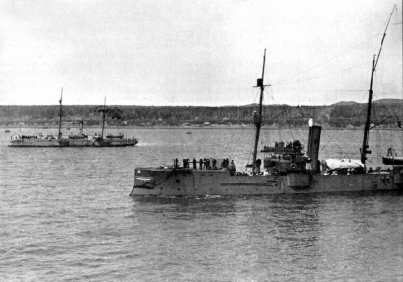 Японские канонерские лодки типа Майя прикрывают высадку войск на Сахалин в районе поселка Мерея 24 июня 1905г.