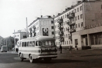 Автобус проезжающий мимо ресторана 'Крильон'