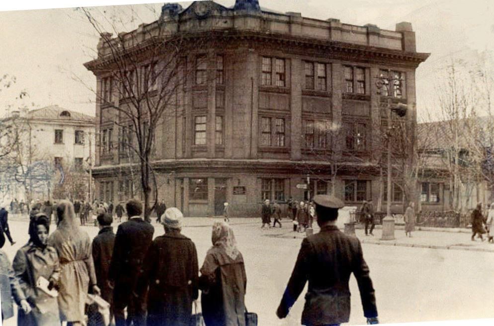 Здание Управления внутренних дел Сахоблисполкома. Снимок сделан 10 октября 1966 года. Фотоаппарат ФЭД-2.