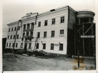 Строительство здания, в будущем мореходной школы. В 50-е годы в здании размещалась гостиница, в 1959 г. здесь открыта Корсаковская мореходная школа.