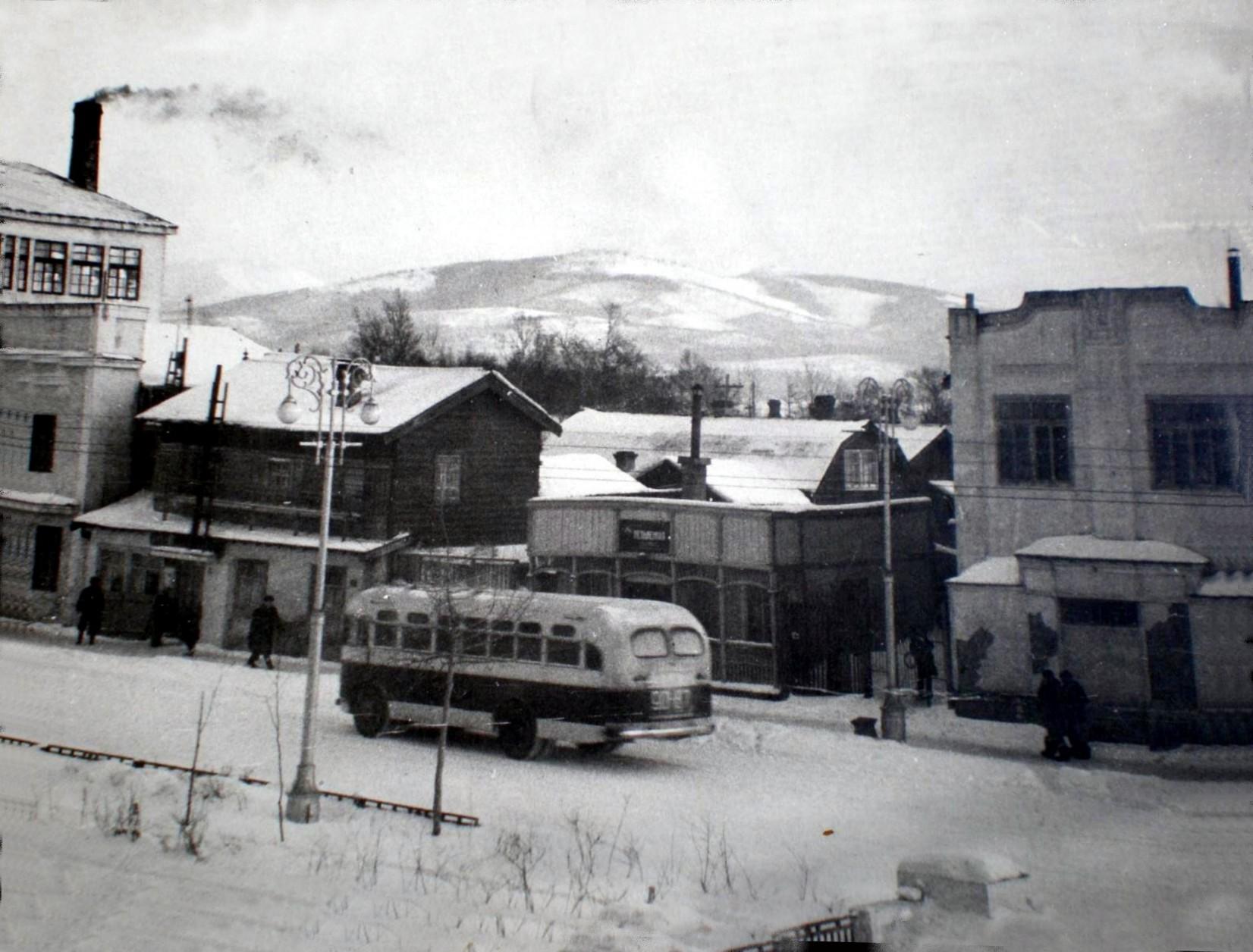 Улица Сталина. Рядом с остановкой «Сахуголь». Слева видна часть здания 'Сахалинуголь'