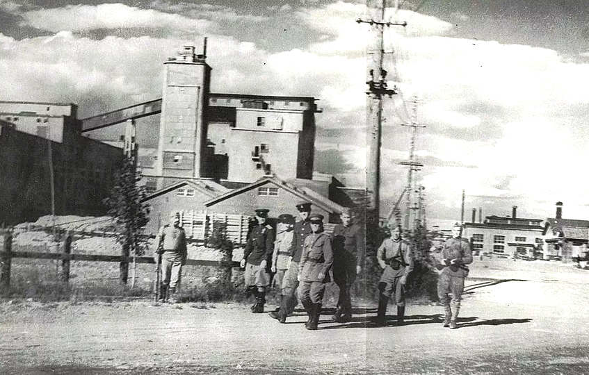 Военные обходят здания бумажного завода в г. Сикука. Сентябрь.