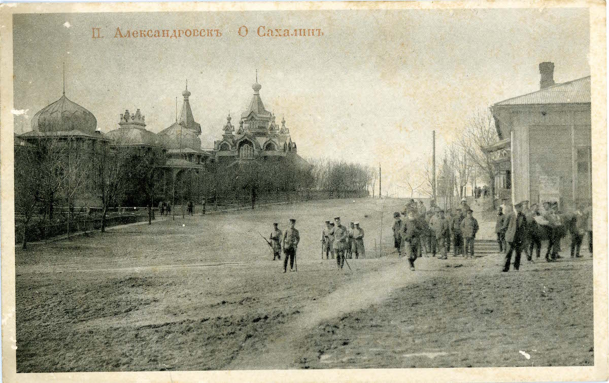 Николаевская улица, вид на дом губернатора и Покровскую церковь. Пост Александровский.