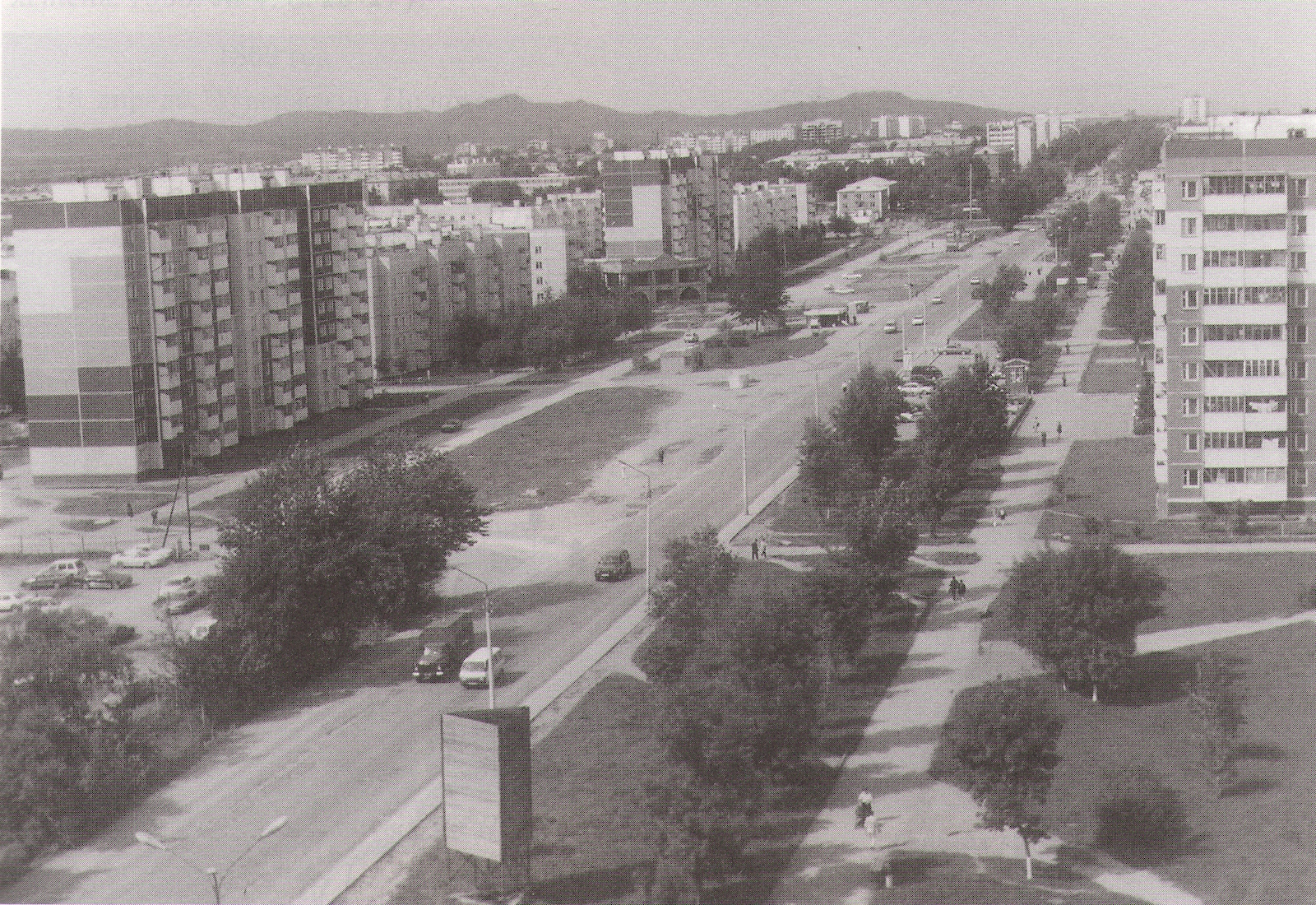 Бывшая улица Предгорная, переименованная в мае 1965 г. в проспект Мира. По левую сторону застроенный 11 мкр, по правую сторону 9 мкр.