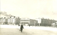 Центральная площадь, в центре универмаг 'Восход'. г. Поронайск