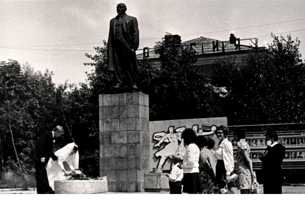 Молодожены у памятника В.И.Ленину в г. Долинск