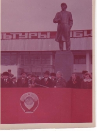 Первые речи под памятником В.И.Ленину