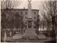 Памятник советским военным морякам, павшим при освобождении г. Корсакова от японских империалистов.
